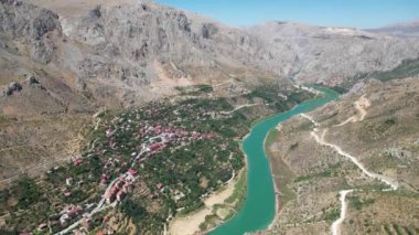 Erzincan Kemaliye ilçesinin insansız hava aracı görüntüsü, yamaç paraşütü ve wingsuit uçuş şehri.