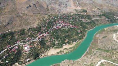 Erzincan Kemaliye ilçesinin insansız hava aracı görüntüsü, yamaç paraşütü ve wingsuit uçuş şehri.