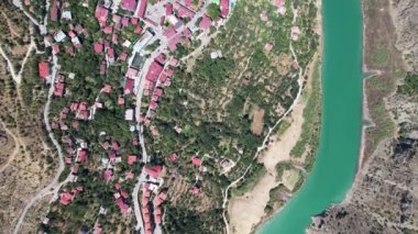 Erzincan Kemaliye ilçesinin insansız hava aracı görüntüsü, yamaç paraşütü ve wingsuit uçuş şehri.