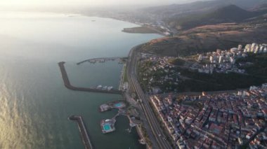 Geceleri havacılık şehir merkezi ve liman. Samsun, Türkiye