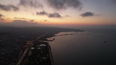 Geceleri havacılık şehir merkezi ve liman. Samsun, Türkiye