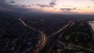 Geceleri havacılık şehir merkezi ve liman. Samsun, Türkiye