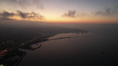 Geceleri havacılık şehir merkezi ve liman. Samsun, Türkiye