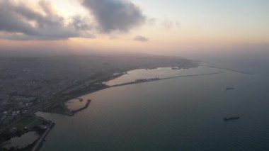 Geceleri havacılık şehir merkezi ve liman. Samsun, Türkiye