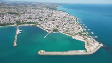 Gerze Karadeniz 'de büyüleyici bir kasabadır. Havadan çekilmiş Gerze manzarası. Gerze, Sinop