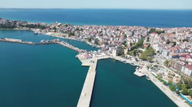 Sinop, Türkiye. Sinop City, Türkiye 'nin en kuzeyindeki şehir. Sinop ili, Türkiye 'nin Karadeniz kıyısında bir ildir. Güzel Sinop Yarımadası Manzarası.