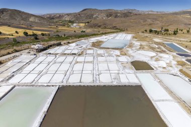 Ria of Aveiro 'da tuz çıkarma. Tuzlu denizler, tuz tarlaları.