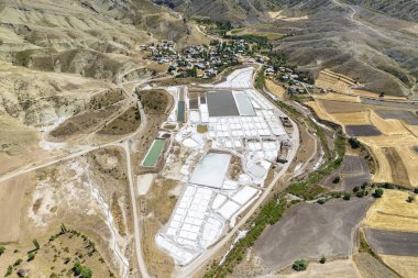 Ria of Aveiro 'da tuz çıkarma. Tuzlu denizler, tuz tarlaları.