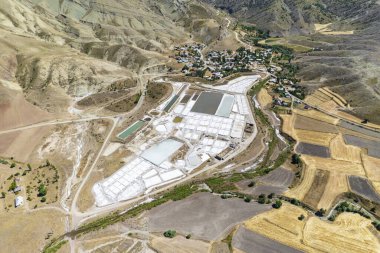 Sivas 'ta tuz çıkarma. Tuzlu denizler, tuz tarlaları.