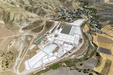 Sivas 'ta tuz çıkarma. Tuzlu denizler, tuz tarlaları.