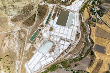 Sivas 'ta tuz çıkarma. Tuzlu denizler, tuz tarlaları.