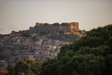 Geleneksel Yunanistan. Lesvos adası, Molyvos (Mithymna) şehri manzarası ve üzerinde eski bir kale