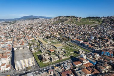 Hisar Camii veya Hisarn Camii, İzmir 'in tarihi bir camii. Aydnolu Yakup Bey tarafından 1592 ve 1598 yılları arasında inşa edildiği kaydedilmiştir..