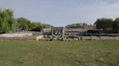 Eflatun Pınar'ın Hitit bahar sığınağı, Konya'nın yaklaşık 100 kilometre batısında, Beyşehir gölüne yakın, engebeli ve kurak bir arazide yer almaktadır..