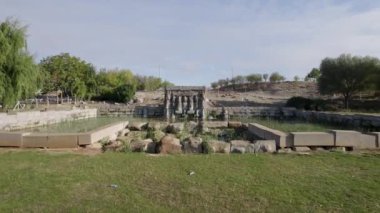Eflatun Pınar'ın Hitit bahar sığınağı, Konya'nın yaklaşık 100 kilometre batısında, Beyşehir gölüne yakın, engebeli ve kurak bir arazide yer almaktadır..