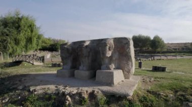 Eflatun Pınar'ın Hitit bahar sığınağı, Konya'nın yaklaşık 100 kilometre batısında, Beyşehir gölüne yakın, engebeli ve kurak bir arazide yer almaktadır..