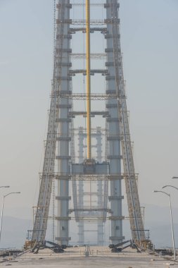 Osman Gazi Köprüsü (İzmit Körfezi Köprüsü). İzmit, Kocaeli, Türkiye. Marmara Denizi üzerinde yeni bir yol köprüsü inşaatı devam ediyor.