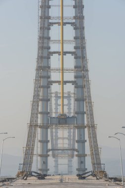 Osman Gazi Köprüsü (İzmit Körfezi Köprüsü). İzmit, Kocaeli, Türkiye. Marmara Denizi üzerinde yeni bir yol köprüsü inşaatı devam ediyor.