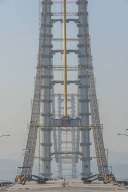 Osman Gazi Köprüsü (İzmit Körfezi Köprüsü). İzmit, Kocaeli, Türkiye. Marmara Denizi üzerinde yeni bir yol köprüsü inşaatı devam ediyor.