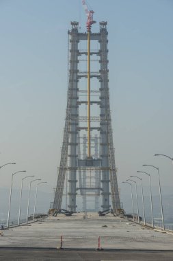 Osman Gazi Köprüsü (İzmit Körfezi Köprüsü). İzmit, Kocaeli, Türkiye. Marmara Denizi üzerinde yeni bir yol köprüsü inşaatı devam ediyor.