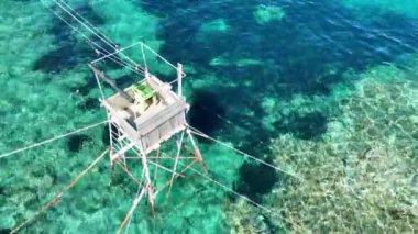 İzmir 'in Karaburun Sahili' nde balıkçılık kulesi