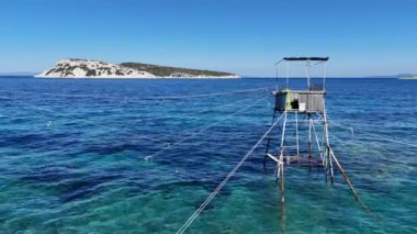 İzmir 'in Karaburun Sahili' nde balıkçılık kulesi