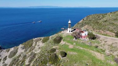 Sarpnck Deniz Feneri (Karaburun Deniz feneri), 10.01.1938 yılından beri Urla-Karaburun yönünde hizmet vermektedir..