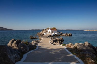 Agios Isidoros 'un küçük kilisesi kayaların üzerinde, Chios Adası, Yunanistan.