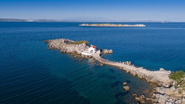 Agios Isidoros 'un küçük kilisesi kayaların üzerinde, Chios Adası, Yunanistan.