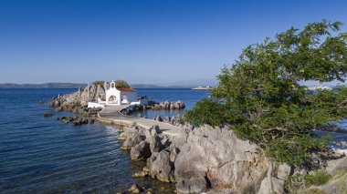 Agios Isidoros 'un küçük kilisesi kayaların üzerinde, Chios Adası, Yunanistan.