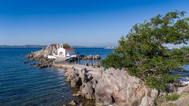 Agios Isidoros 'un küçük kilisesi kayaların üzerinde, Chios Adası, Yunanistan.