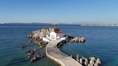 Agios Isidoros 'un küçük kilisesi kayaların üzerinde, Chios Adası, Yunanistan.