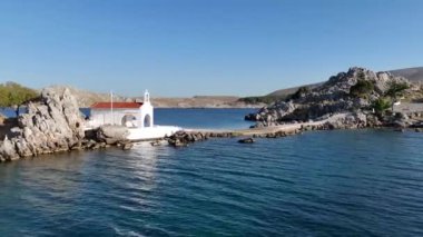 Agios Isidoros 'un küçük kilisesi kayaların üzerinde, Chios Adası, Yunanistan.