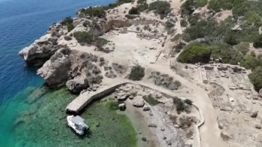 Yunanistan 'ın Loutraki kentindeki Vouliagmenis Gölü yakınlarındaki Heraion ikonik arkeolojik sahasından görüntüler.