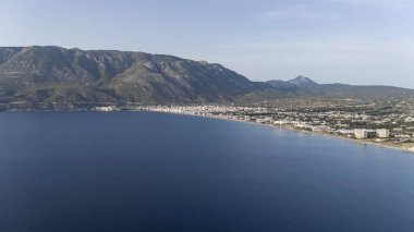 Corinth Kanalı, Yunanistan. Korint Kanalı, Yunanistan 'da Ege Saronik Körfezi ile İyon Denizi Körfezi' nin Korint Körfezi 'ni birleştiren durağan bir nakliye kanalıdır.