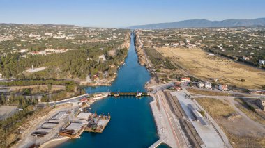 Corinth Kanalı, Yunanistan. Korint Kanalı, Yunanistan 'da Ege Saronik Körfezi ile İyon Denizi Körfezi' nin Korint Körfezi 'ni birleştiren durağan bir nakliye kanalıdır.