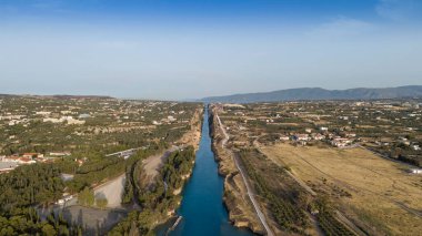 Corinth Kanalı, Yunanistan. Korint Kanalı, Yunanistan 'da Ege Saronik Körfezi ile İyon Denizi Körfezi' nin Korint Körfezi 'ni birleştiren durağan bir nakliye kanalıdır.