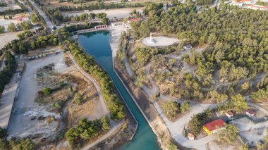 Corinth Kanalı, Yunanistan. Korint Kanalı, Yunanistan 'da Ege Saronik Körfezi ile İyon Denizi Körfezi' nin Korint Körfezi 'ni birleştiren durağan bir nakliye kanalıdır.