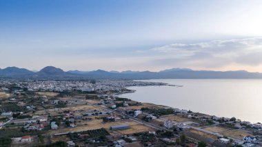 Corinth Kanalı, Yunanistan. Korint Kanalı, Yunanistan 'da Ege Saronik Körfezi ile İyon Denizi Körfezi' nin Korint Körfezi 'ni birleştiren durağan bir nakliye kanalıdır.