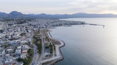 Corinth Kanalı, Yunanistan. Korint Kanalı, Yunanistan 'da Ege Saronik Körfezi ile İyon Denizi Körfezi' nin Korint Körfezi 'ni birleştiren durağan bir nakliye kanalıdır.