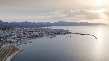 Corinth Kanalı, Yunanistan. Korint Kanalı, Yunanistan 'da Ege Saronik Körfezi ile İyon Denizi Körfezi' nin Korint Körfezi 'ni birleştiren durağan bir nakliye kanalıdır.