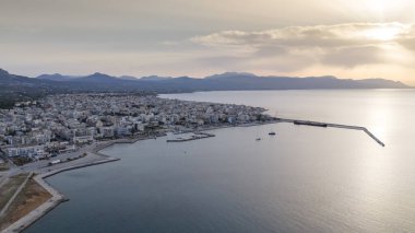 Corinth Kanalı, Yunanistan. Korint Kanalı, Yunanistan 'da Ege Saronik Körfezi ile İyon Denizi Körfezi' nin Korint Körfezi 'ni birleştiren durağan bir nakliye kanalıdır.