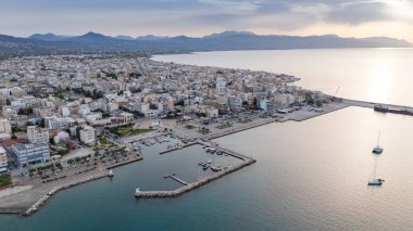 Corinth Kanalı, Yunanistan. Korint Kanalı, Yunanistan 'da Ege Saronik Körfezi ile İyon Denizi Körfezi' nin Korint Körfezi 'ni birleştiren durağan bir nakliye kanalıdır.