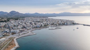 Corinth Kanalı, Yunanistan. Korint Kanalı, Yunanistan 'da Ege Saronik Körfezi ile İyon Denizi Körfezi' nin Korint Körfezi 'ni birleştiren durağan bir nakliye kanalıdır.