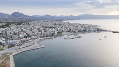 Corinth Kanalı, Yunanistan. Korint Kanalı, Yunanistan 'da Ege Saronik Körfezi ile İyon Denizi Körfezi' nin Korint Körfezi 'ni birleştiren durağan bir nakliye kanalıdır.
