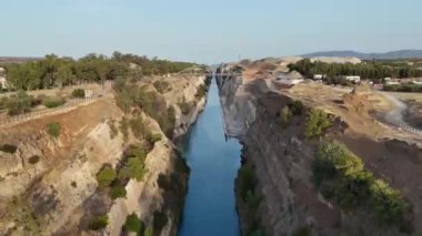 Corinth Kanalı, Yunanistan. Korint Kanalı, Yunanistan 'da Ege Saronik Körfezi ile İyon Denizi Körfezi' nin Korint Körfezi 'ni birleştiren durağan bir nakliye kanalıdır.