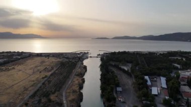 Corinth Kanalı, Yunanistan. Korint Kanalı, Yunanistan 'da Ege Saronik Körfezi ile İyon Denizi Körfezi' nin Korint Körfezi 'ni birleştiren durağan bir nakliye kanalıdır.