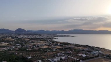 Corinth Kanalı, Yunanistan. Korint Kanalı, Yunanistan 'da Ege Saronik Körfezi ile İyon Denizi Körfezi' nin Korint Körfezi 'ni birleştiren durağan bir nakliye kanalıdır.