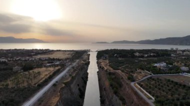 Corinth Kanalı, Yunanistan. Korint Kanalı, Yunanistan 'da Ege Saronik Körfezi ile İyon Denizi Körfezi' nin Korint Körfezi 'ni birleştiren durağan bir nakliye kanalıdır.