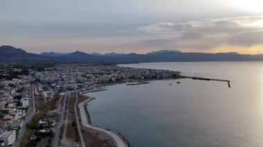 Corinth Kanalı, Yunanistan. Korint Kanalı, Yunanistan 'da Ege Saronik Körfezi ile İyon Denizi Körfezi' nin Korint Körfezi 'ni birleştiren durağan bir nakliye kanalıdır.